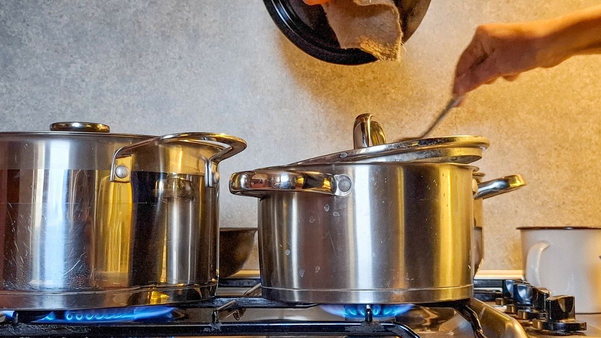 Reporter archiwum 2024 12
27.12.2024 Lodz. Na wniosek MSWiA na kazdego wlasciciela domu nalozony bedzie obowiazek posiadania czujnika dymu, czadu - tlenku wegla, ulatniajacego sie gazu jak i tez obowiazek corocznego przegladu calego urzadzenia. N/z gospodyni gotuje obiad na kuchence gazowej. Fot. Piotr Kamionka/REPORTER
Piotr Kamionka/REPORTER