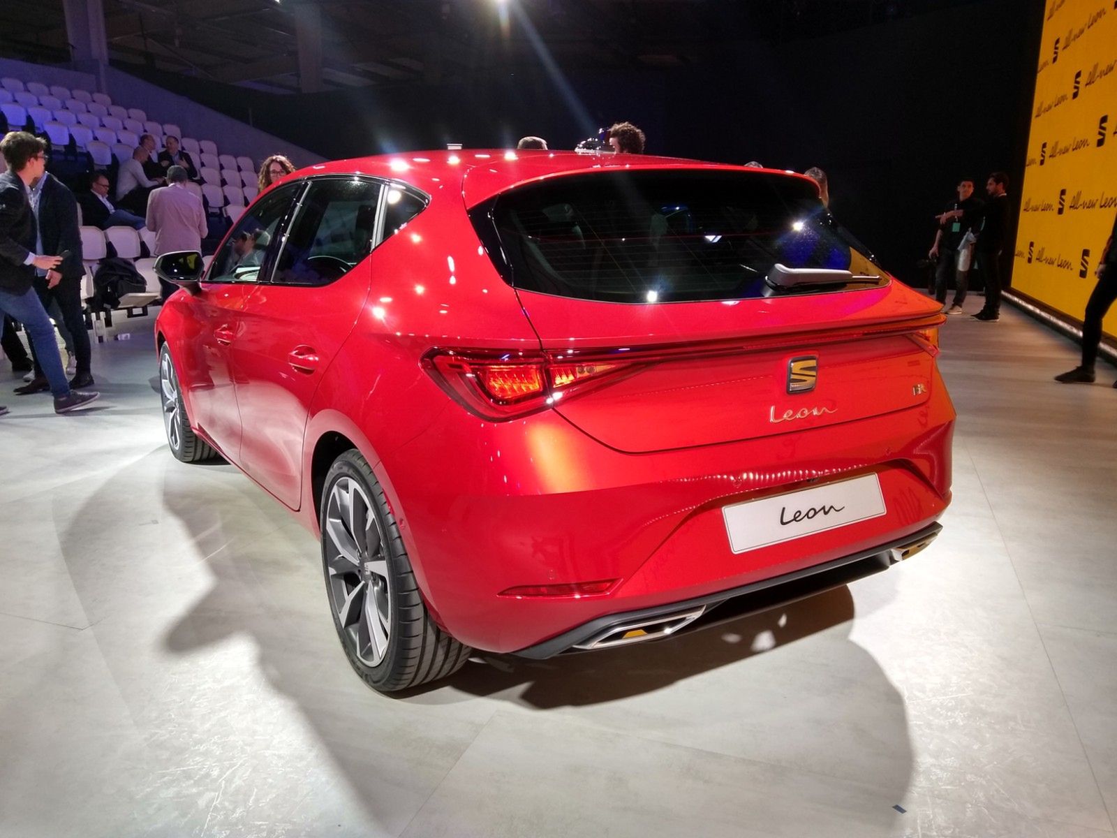 Seat zdecydował się na modną listwę LED łączącą tylne światła.