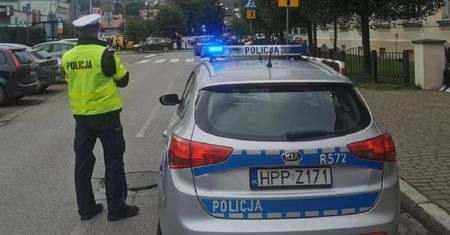 Zajechał BMW pod szkołę. Wydmuchał 2 promile