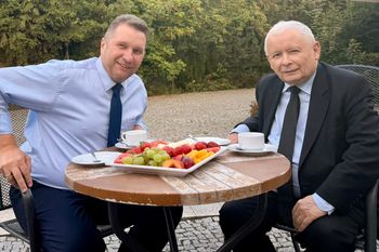Czarnek z Kaczyńskim przy owocach. "I tyle z konfliktu"