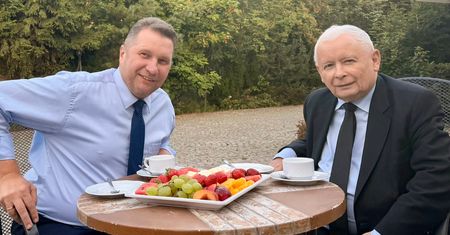 Czarnek z Kaczyńskim przy owocach. "I tyle z konfliktu"