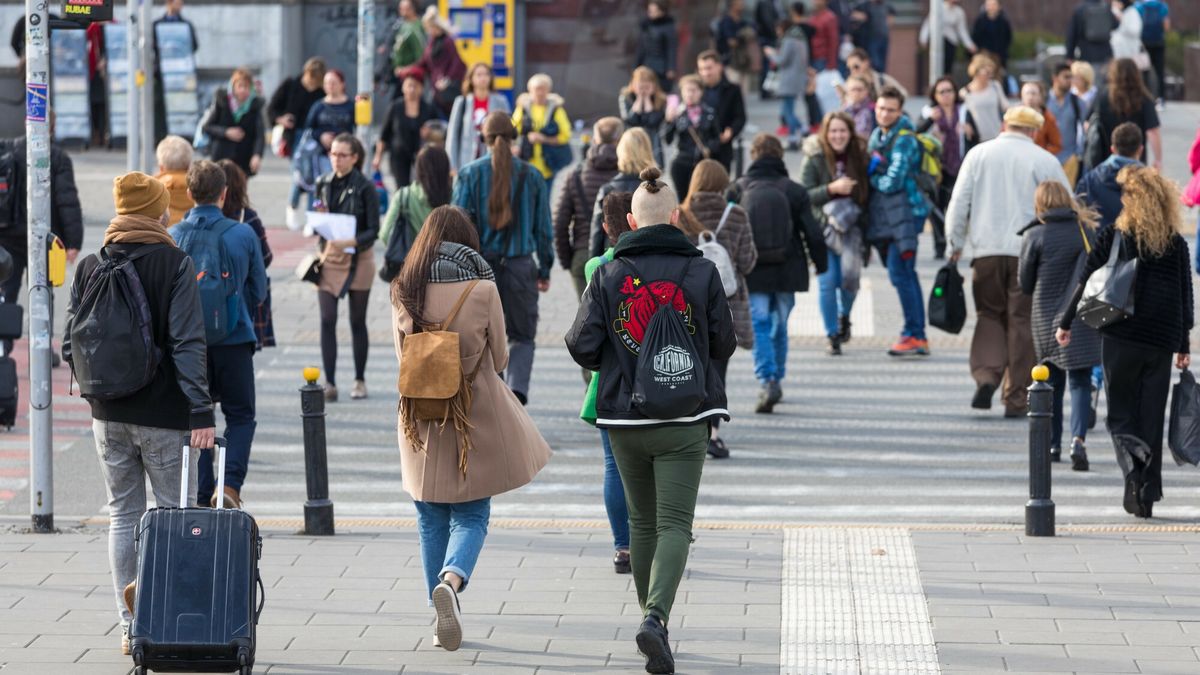 Płace Polaków spadały w październiku w połowie branż.