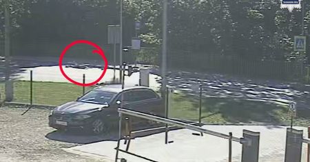 Kierowcy mijali potrąconą dziewczynę na drodze. Policja pokazuje wideo