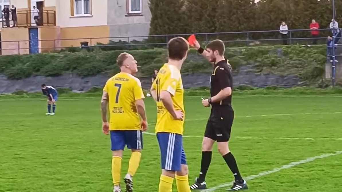 Na zdjęciu: moment, w którym Łukasz Szymański pluje na sędziego