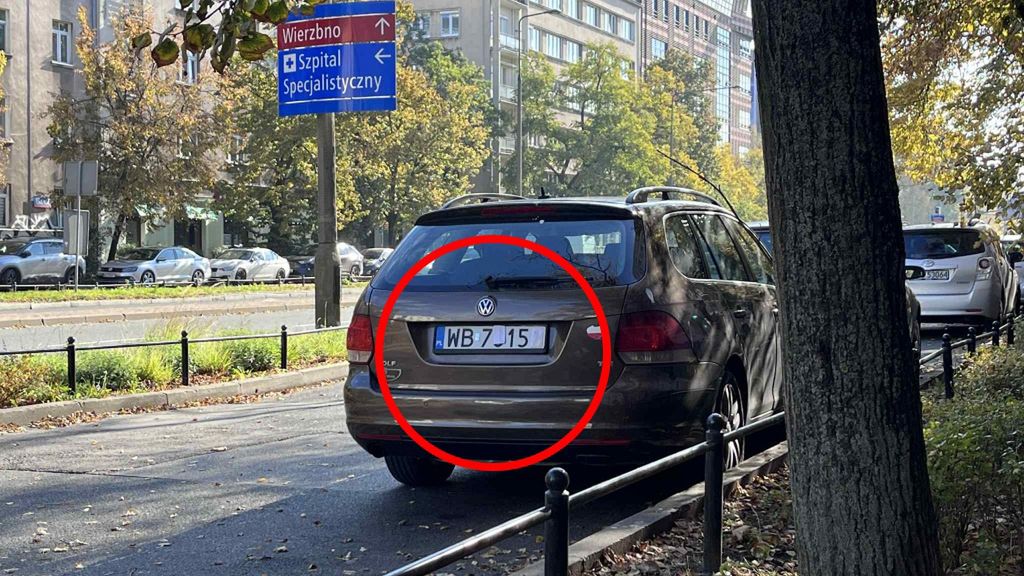 Auto z zakrytą tablicą rejestracyjną