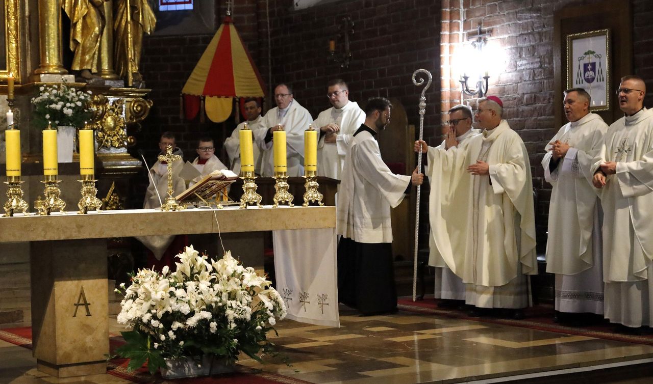 1 listopada - Wszystkich Świętych. Czy w Święto Zmarłych trzeba iść do kościoła?