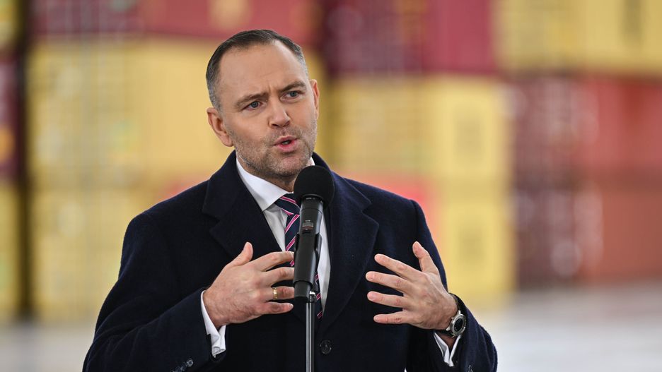 Gdynia, 17.10.2025. Prezydent Karol Nawrocki podczas wizyty w BCT-Bałtyckim Terminalu Kontenerowym w Gdyni, 17 bm. (sko) PAP/Marcin Gadomski