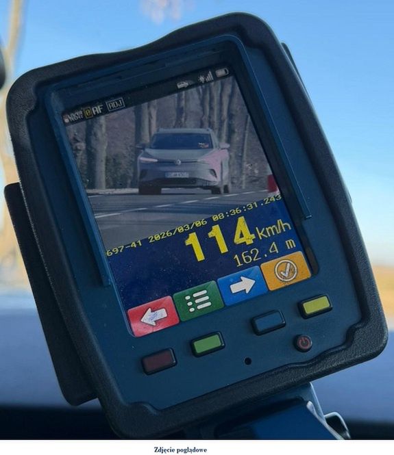 2000 zł mandatu i utrata prawa jazdy. 46-latka jechała 114 km/h w terenie zabudowanym!