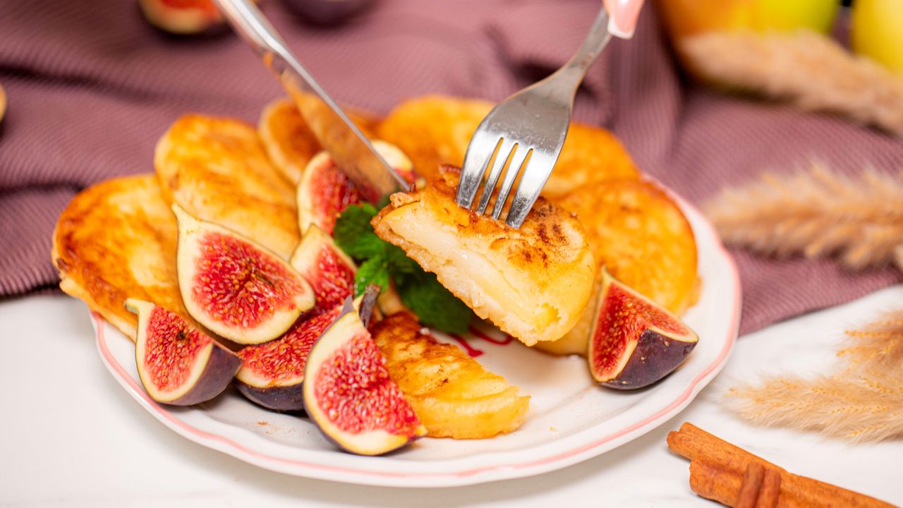 Puszyste pancakes z jabłkiem. Szybki przepis na słodkości bez krojenia w kostkę i ścierania