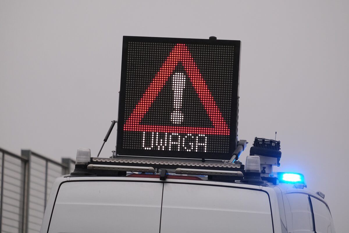 Radiowóz do obsługi wypadków drogowych z tablicą „UWAGA WYPADEK”