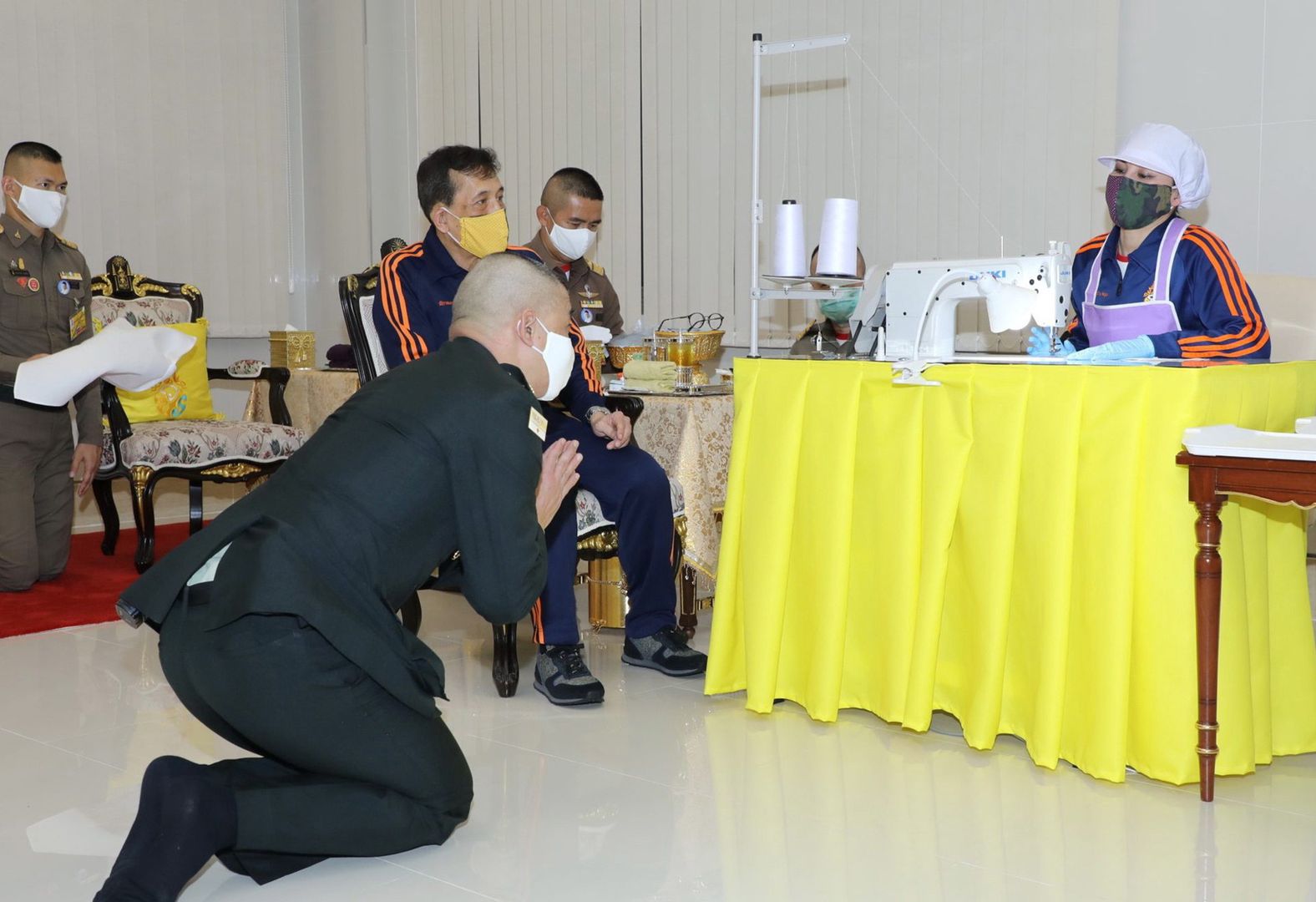 Dowódca armii padł na kolana. Zdjęcia z Tajlandii obiegły świat