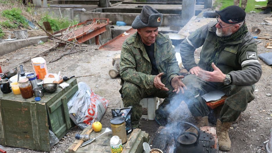Wojna w Ukrainie - Mariupol pod rosyjsk? okupacj?MARIUPOL, UKRAINE - APRIL 22: Russian soldiers are seen in Ukraine's besieged port city of Mariupol where the Russian Army has taken control, on April 22, 2022. The Russian army has taken control of Ukraine's besieged port city of Mariupol except for the Azovstal plant. The Ukrainian army said Russian forces "continued to carry out air strikes and attempted assaults in the area of ??????the seaport and the Azovstal plant." Russian military spokesman Igor Konashenkov said Friday that Moscow informed Kyiv about the order of civilian evacuations from the Azovstal plant in Mariupol.Konashenkov said the situation in Mariupol had normalized and residents could calmly wander the streets and humanitarian aid was provided to the city. Leon Klein / Anadolu Agency/ABACAPRESS.COMAA/ABACA