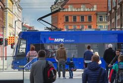 Koronawirus. Policja regularnie w autobusach i tramwajach MPK Wrocław. Lepiej mieć maseczkę