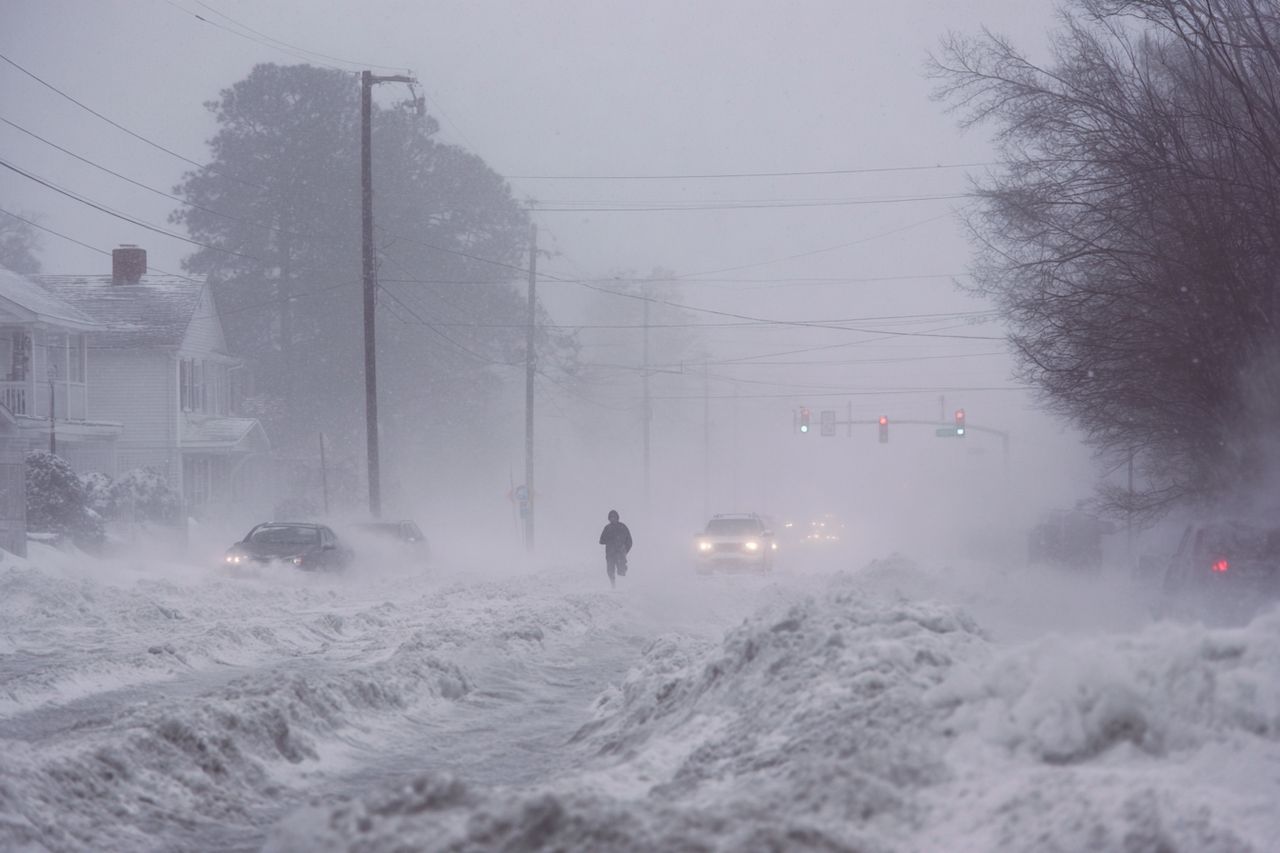 Karolina Północna pod śnieżnym paraliżem: Największa śnieżyca XXI wieku sparaliżowała wybrzeże