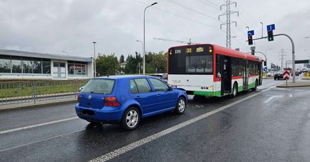 Autobus komunikacji miejskiej zatrzymał się przed skrzyżowaniem, w jego tył uderzył volkswagen