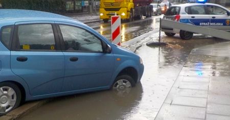 Warszawa. Koło ratunkowe od miejskich strażników. Wydobyli auto z wielkiej kałuży