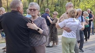 Potańcówka podczas majówki w Muzeum Wsi Radomskiej. Były też warsztaty rzeźby ludowej, pokazy. Zobacz zdjęcia