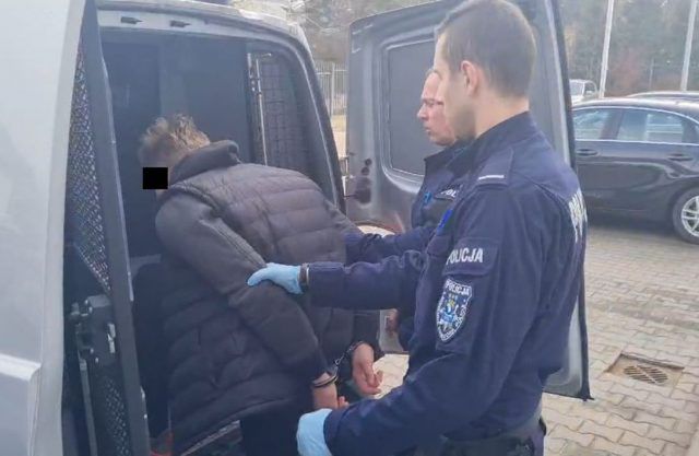 W nocy chodził z kosą po posesji. Został zatrzymany, trafił do zakładu karnego