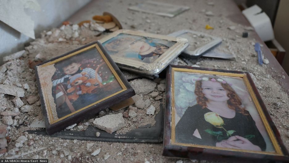 Ukraina - arch
MARIUPOL, UKRAINE - MAY 7: Photo frames of Ukrainian children are seen in a damaged building bearing the scars of a heavy artillery attack in Mariupol, Ukraine on May 7, 2022. Leon Klein / Anadolu Agency/ABACAPRESS.COM
AA/ABACA