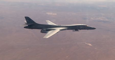 USA. Bombowiec B-1B przeniósł podwieszony pocisk manewrujący [Zobacz wideo]