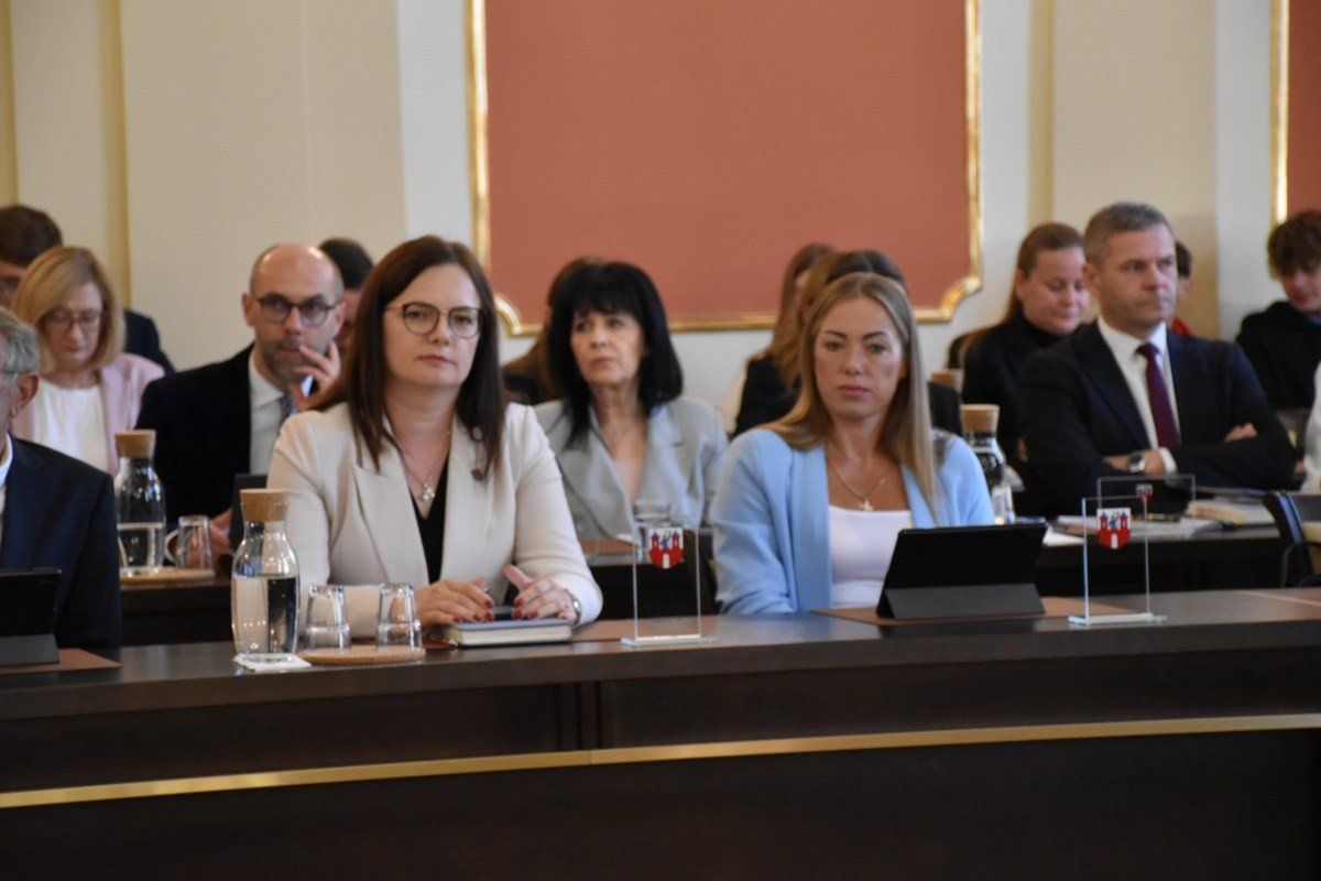 Samorząd miasta zamierza przekształcić Zespół Szkół nr 9 w Kaliszu i przenieść VII Liceum Ogólnokształcące Szkołę Mistrzostwa Sportowego. Podczas czwartkowej tym decyzją sprzeciwiali się uczniowie, nauczyciele i rodzice.