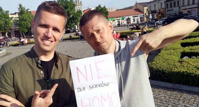 Gejowskie małżeństwo strollowało mieszkańców Łowicza, zebrało podpisy "nie dla serków homo"