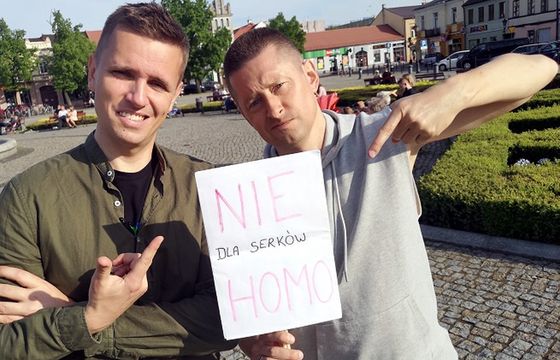 Gejowskie małżeństwo strollowało mieszkańców Łowicza, zebrało podpisy "nie dla serków homo"