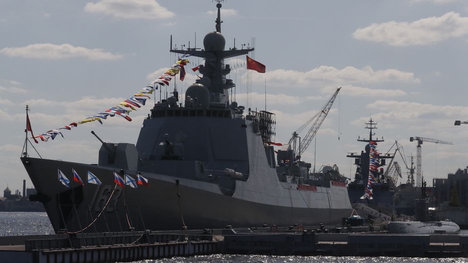 Russia Navy Day preparations in St. Petersburg
epa11494309 A view of the Chinese PLA Navy's guided-missile destroyer Jiaozuo, that arrived to take part in Russia's annual Navy Day holiday in St. Petersburg, Russia, 24 July 2024. The 'Russia Navy Day' is celebrated on the last Sunday in July.  EPA/ANATOLY MALTSEV 
Dostawca: PAP/EPA.
ANATOLY MALTSEV