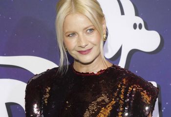 Kożuchowska odsłoniła nogi. Koronkowe rajstopy zrobiły "robotę"