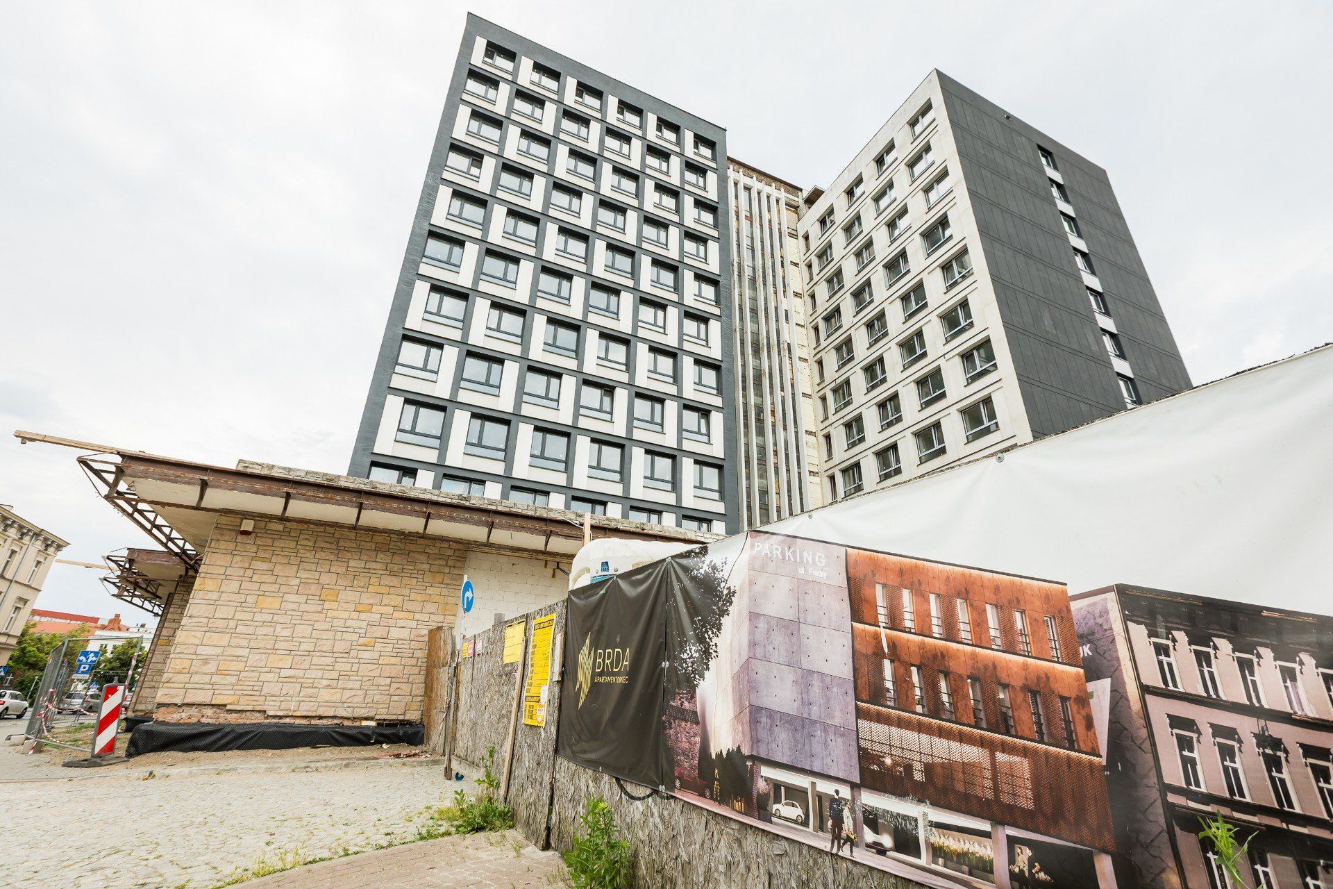 Na budowie apartamentowca w sercu Bydgoszczy jeszcze pusto, ale budowlańcy za kilka tygodni mają wznowić prace