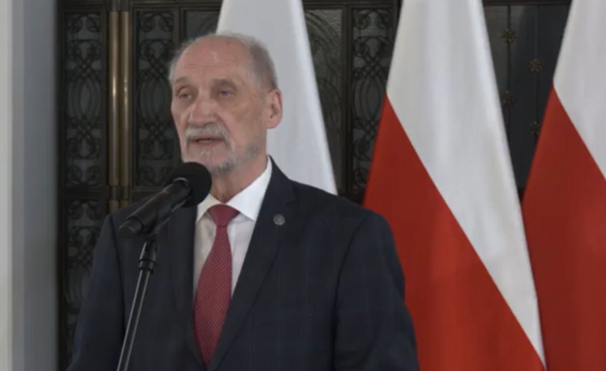 Antoni Macierewicz podczas konferencji prasowej o pracy komisji smoleńskiej