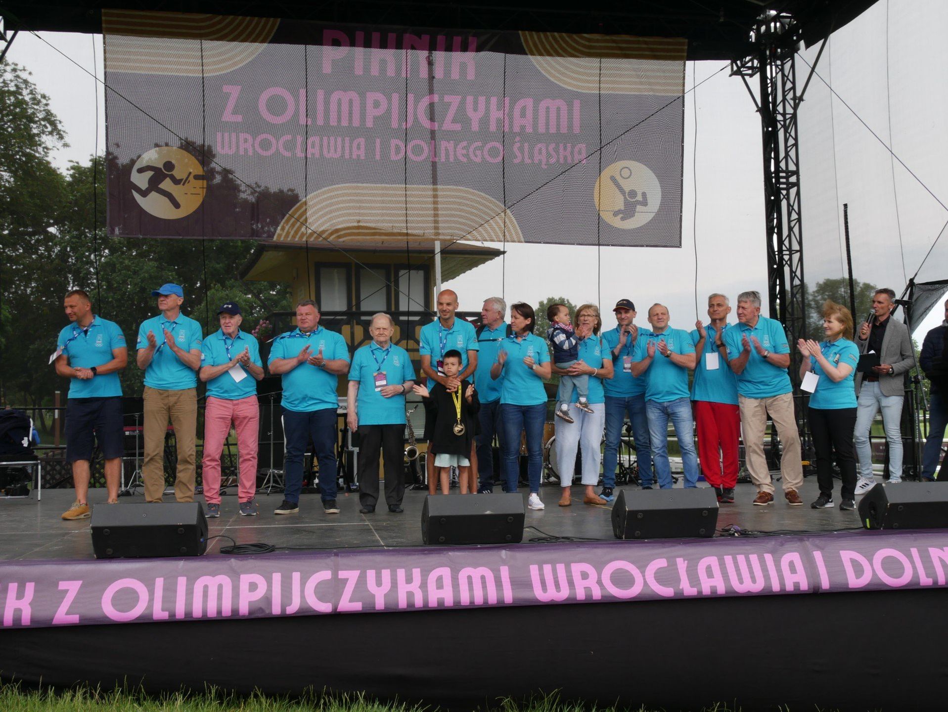 Wrocław znów udowodnił, że kocha sport! XII Piknik z Olimpijczykami na Partynicach przyciągnął tłumy wrocławian, którzy mieli okazję spotkać aż 36 wybitnych sportowców – olimpijczyków i paraolimpijczyków związanych z Wrocławiem i Dolnym Śląskiem.