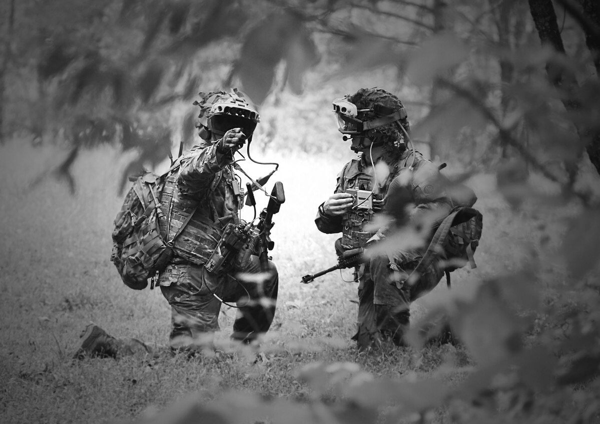 Żołnierze US Army z hełmami AR