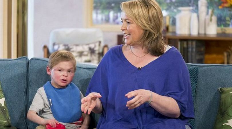 Mama Angusa - Tandy, stara się zapewnić synkowi normalne życie