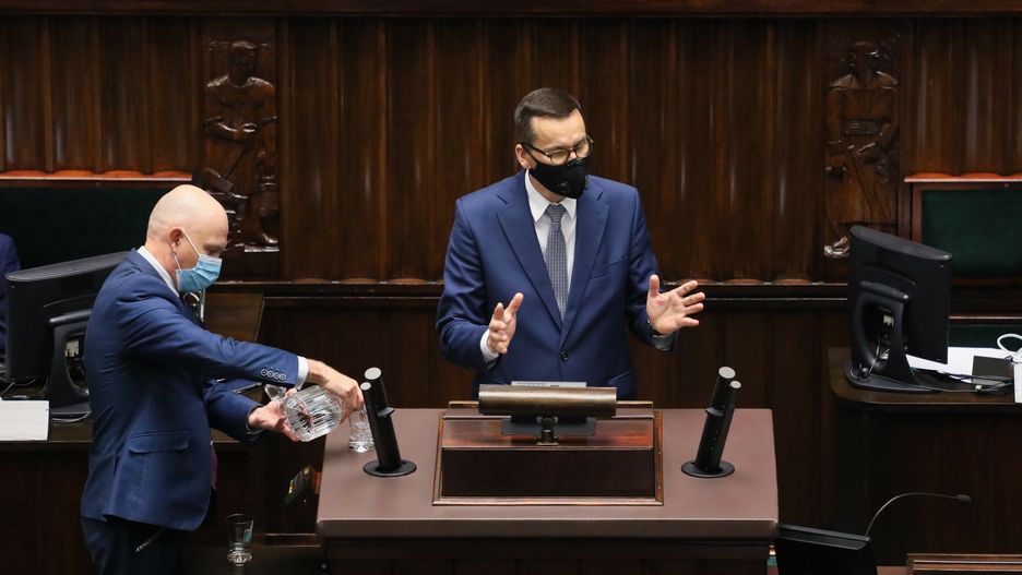Sondaż CBOS. Polska zmierza w złym kierunku? / Na zdjęciu premier Mateusz Morawiecki na mównicy sejmowej