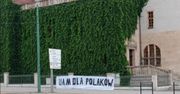 Baner "UAM dla Polaków". Uczelnia komentuje