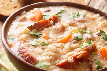 Kiedy skończył się PRL, każdy zapomniał o tej zupie. Babcia gotowała częściej niż krupnik czy pomidorówkę