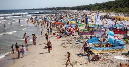 Wakacje zbliżone do normalności? Jest warunek