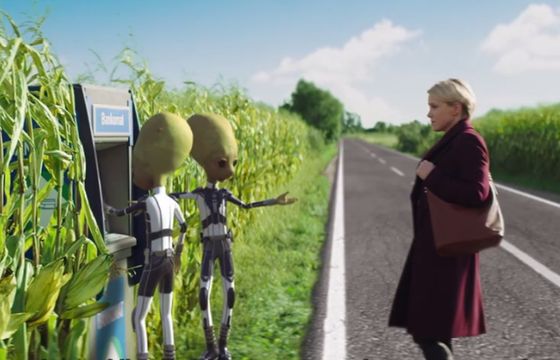 Kosmici przed bankomatem reklamują Konto Jakże Osobiste w Alior Bank (wideo)