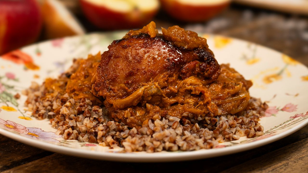 Udka z kurczaka z jabłkami i cebulą. Obiad dla całej rodziny prosto z piekarnika