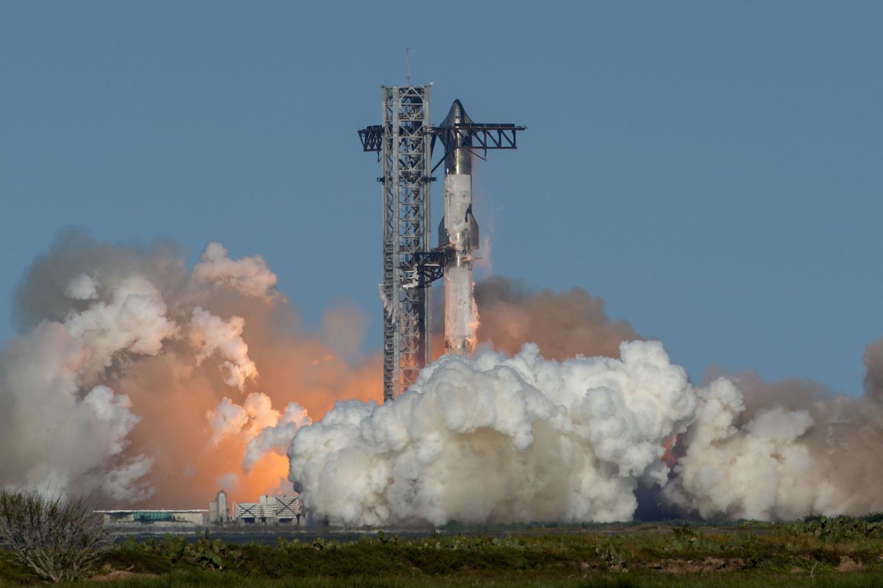 BOCA CHICA, TEXAS - NOVEMBER 19: SpaceXs Starship spacecraft and Super Heavy booster rocket lift off during a test flight Tuesday, Nov. 19, 2024, at Starbase in Boca Chica. (Jon Shapley/Houston Chronicle via Getty Images)