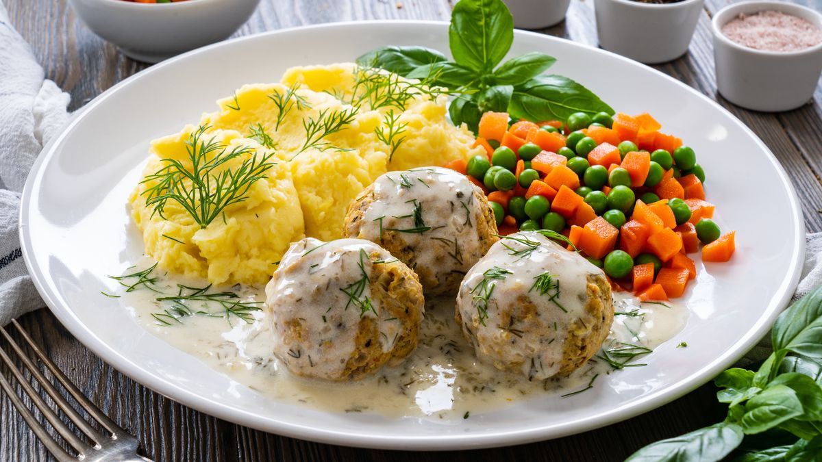 Klopsiki z białej kiełbasy w sosie koperkowym