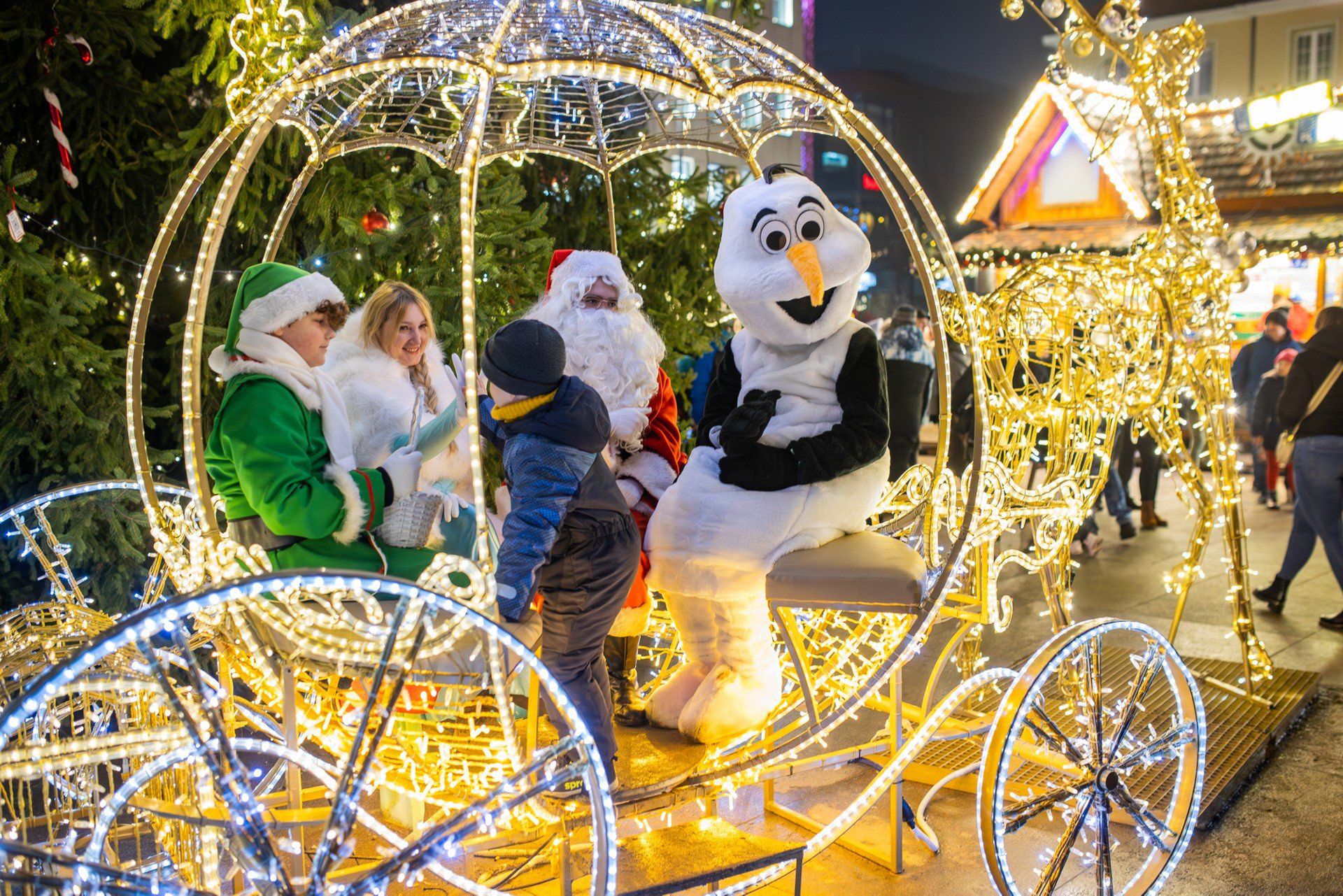 Spotkanie ze świętym Mikołajem i reniferem Rudolfem, animacje dla najmłodszych i wiele innych atrakcji - w sobotę (6 grudnia) na Bydgoskim Jarmarku Świątecznym odbyły się mikołajki. Było gwarno i radośnie.