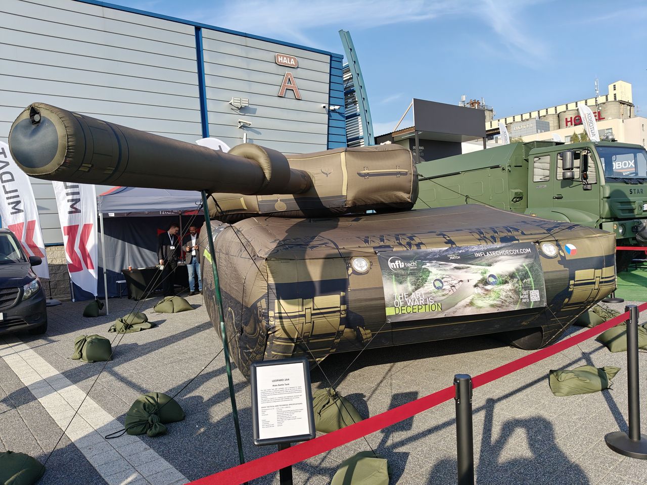 Czeska dmuchana makieta czołgu Leopard 2A4.