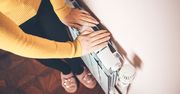 Jak zatrzymać ciepło w domu? Wystarczą dwa patyki i sznurek