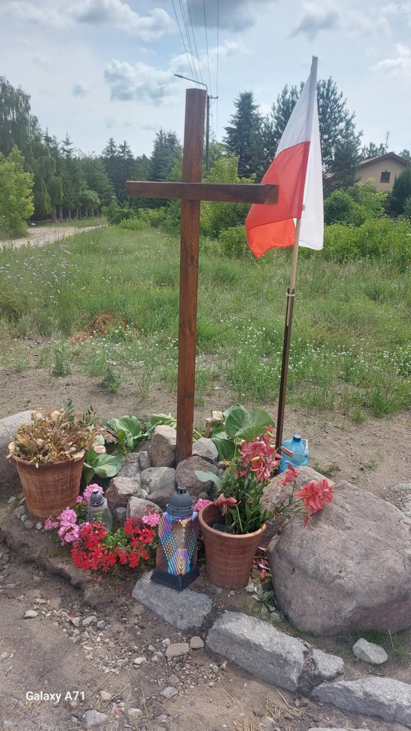 Krzyż przy ul. Parkowej pojawił się w połowie czerwca. - To miejsce modlitwy do Boga o zdrowie i ochronę przed trującym odorem z kompostowni – piszą mieszkańcy.