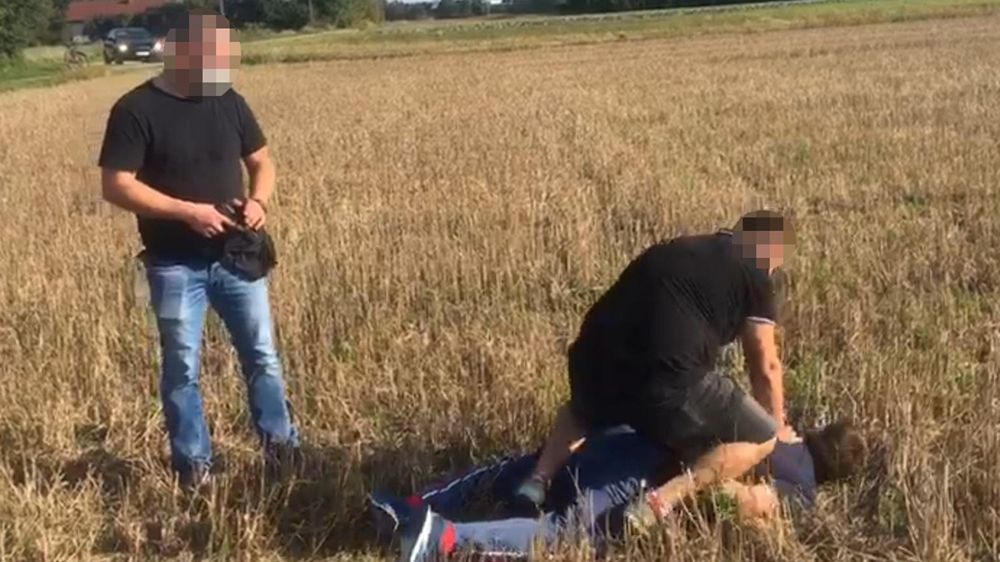 Policjanci zatrzymujący podejrzanego