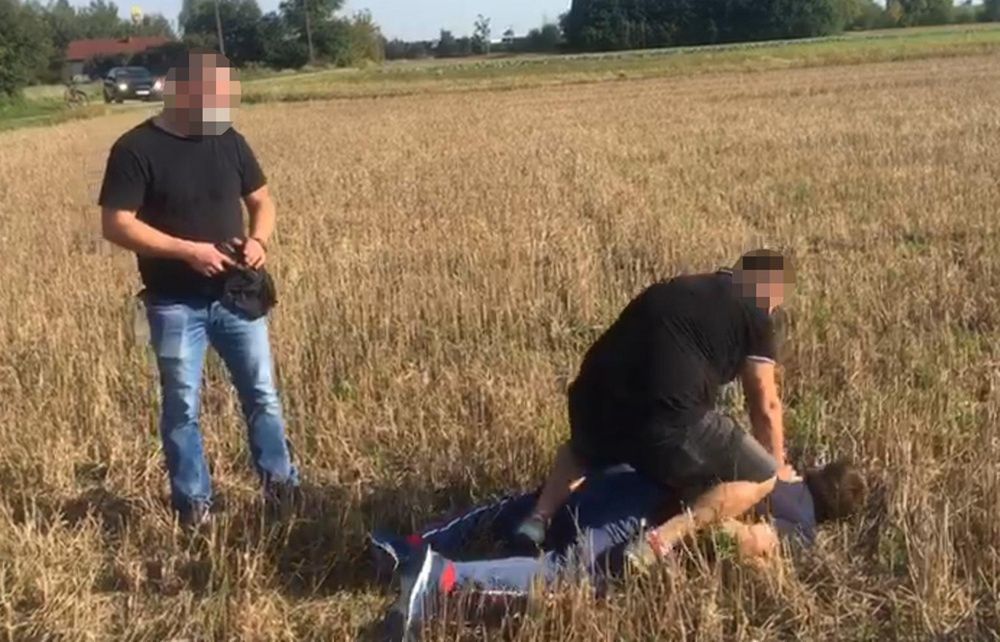 Policjanci zatrzymujący podejrzanego