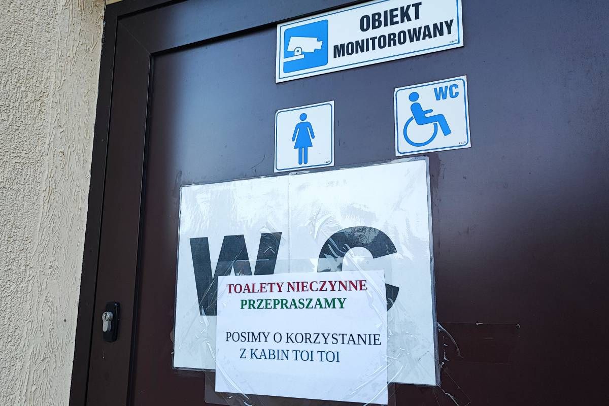 Kartka z informacją o zamknięciu głównych toalet na cmentarzu na Majdanku