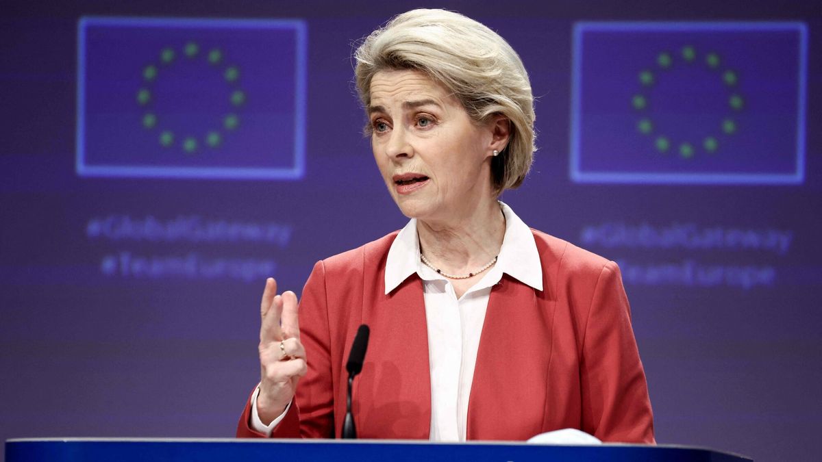 arch48European Commission President Ursula von der Leyen speaks during a press conference on the Global Gateway at the EU headquarters in Brussels, on December 01, 2021. (Photo by Kenzo TRIBOUILLARD / AFP)KENZO TRIBOUILLARD